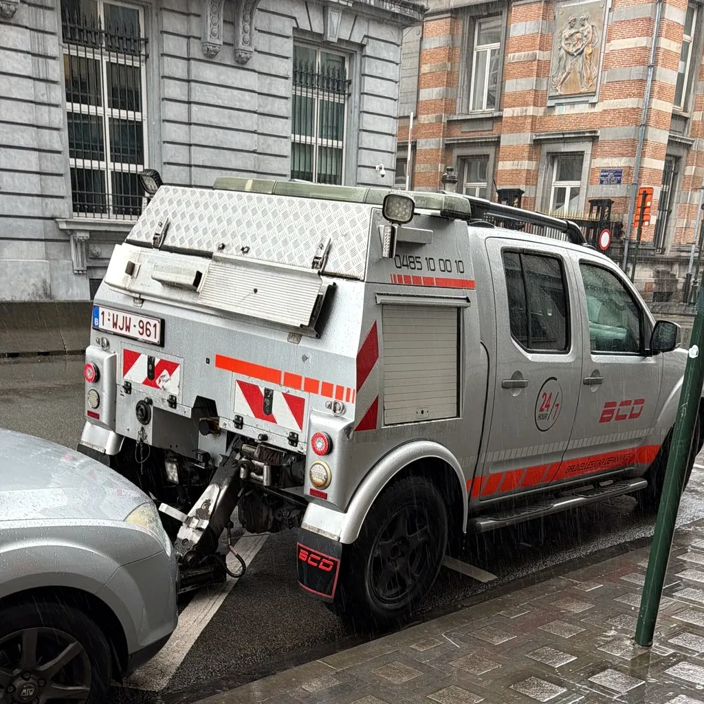 Pickup BCD en intervention de dépannage sous la pluie à Bruxelles