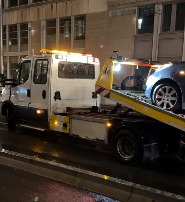 La Toyota chargée sur la dépanneuse plateau rue de la Loi, en route vers un garage Toyota à Zaventem