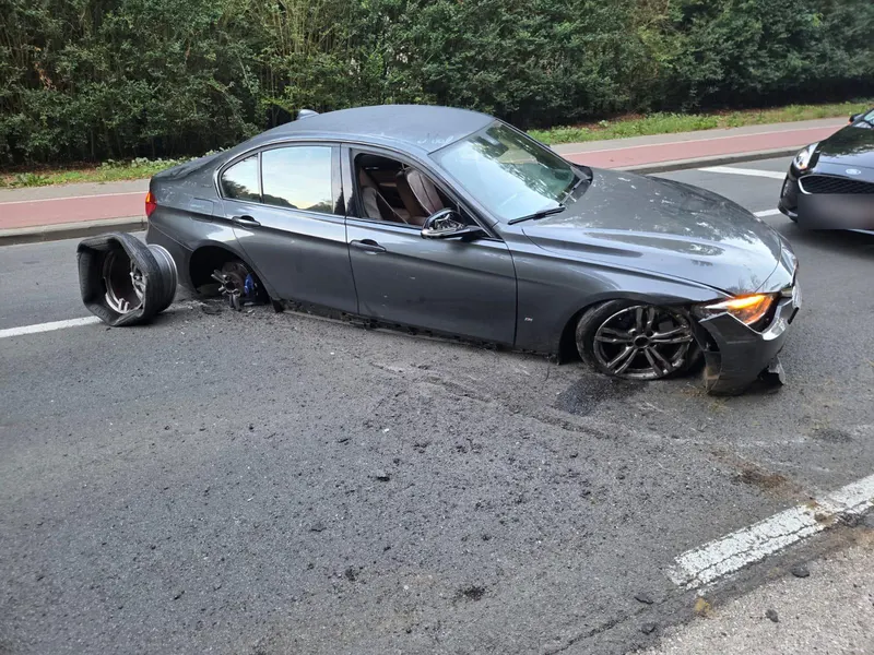 BMW accidentée, roue avant arrachée, avant son remorquage