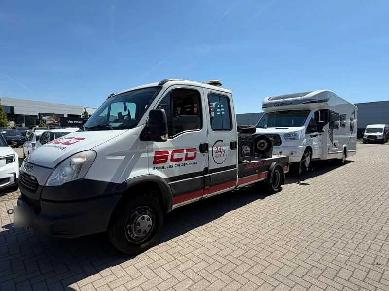 Dépanneuse BCD qui remorque un camping-car