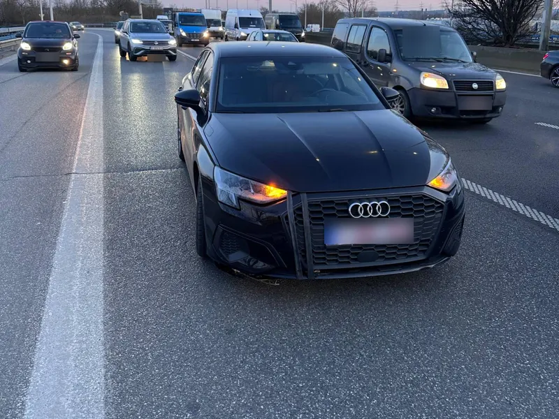 Audi A3 en panne, feux de détresse allumés, sur une voie rapide près de Bruxelles
