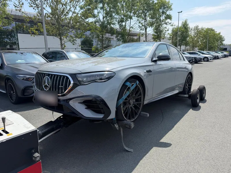 Mercedes chargée sur la dépanneuse de Bruxelles Car Dépannage pour un remorquage